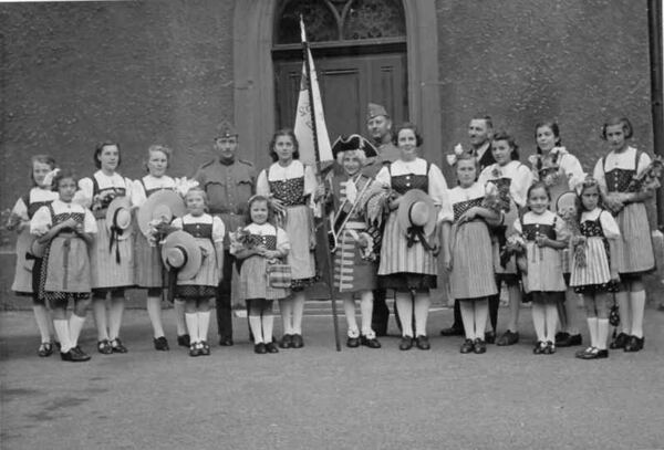 Fähnrich mit Trachtengruppe, 1939