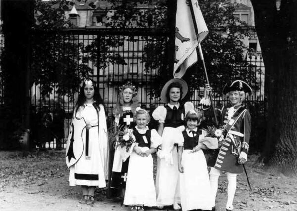 Fähnrich mit Ehrendamen und Basilea, 1945