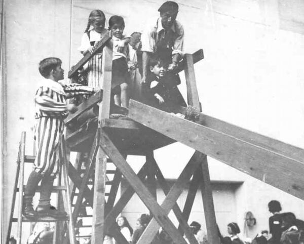 Auf der Rutschbahn, 1950